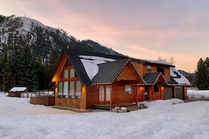 At the foot of Icicle Ridge, enjoy views in every direction.