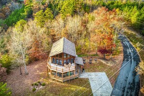 Sky View Cabin offers a serene and private retreat tucked away in the Smoky Mountains, with its tranquil surroundings and proximity to the Parkway and Pigeon Forge (just 6 miles away).