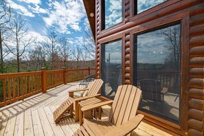 Start your morning right with a cup of coffee on the spacious balcony, where you can unwind in the comfortable lounge chairs and take in a breathtaking 180-degree view of the surrounding woods. It’s the perfect spot to relax!
