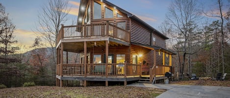 Sky View Cabin extraordinary exterior in a quiet and private neighborhood with hot tub, fire pit, pool table, wifi, flat parking.