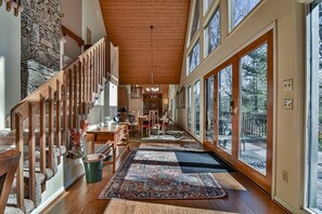 These windows give off abundant natural sunlight!