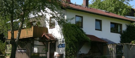 FeWo "Rhön-Antik", separater Eingang, große Terrasse und Kaminofen.