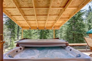 Hillside Hideaway with hot tub.