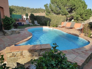 sa piscine, eau neuve, entretenue 2 fois par semaine 