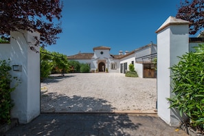 The Andalusian entrance of Cortijo Las Amapolas getes you into a vacation mode.