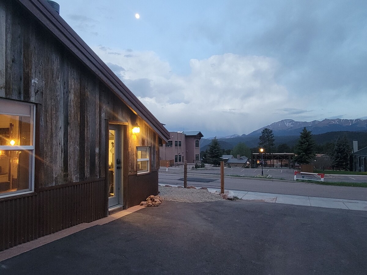 Pikes Peak Views, one block to downtown, recently renovated
