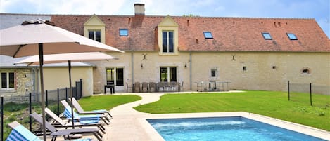 Terrasses et piscine privative