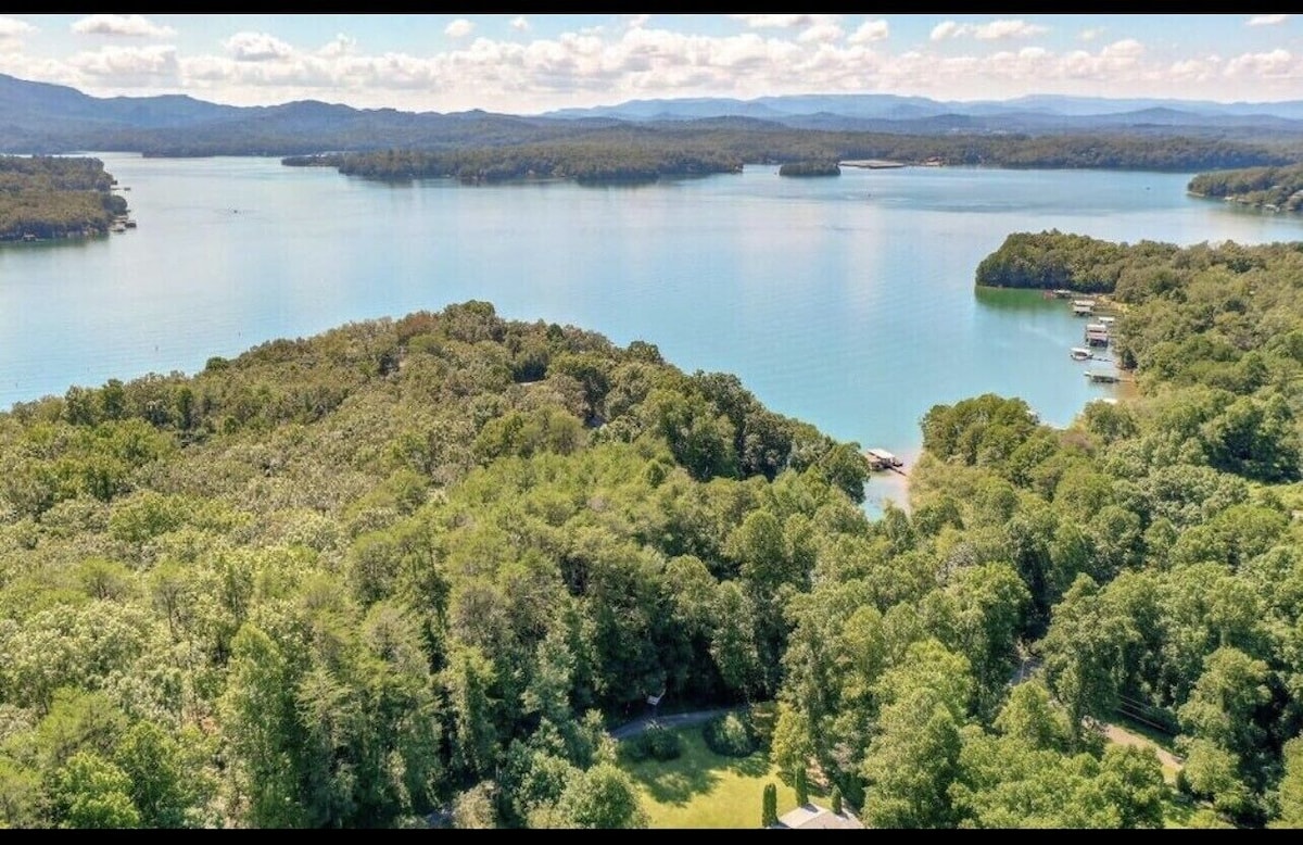 LAKE! LAKE!! LAKE!!! Seconds to the Lake. Hot Tub…