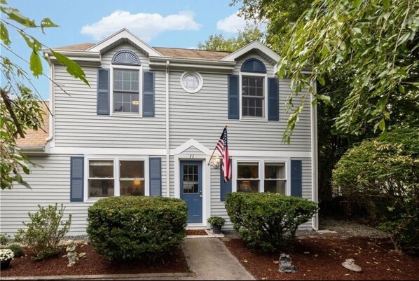 Beautiful private family-friendly beach house themed 