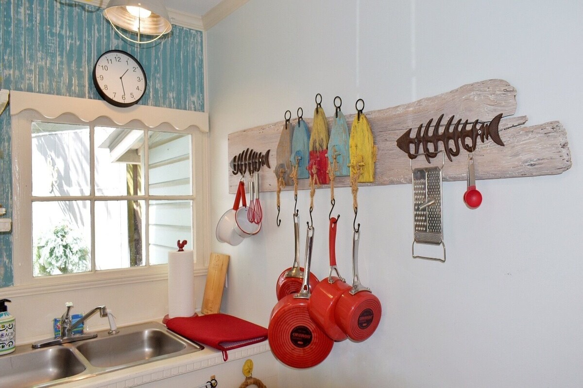 NEW: Classic SSI BEACHHOUSE w/GUESTHOUSE and POOL!