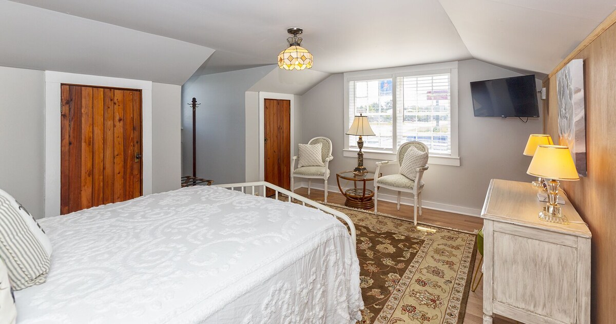 A 1 bedroom 1 futon1 bath upstairs of The HH & downstairs is separate to rent.