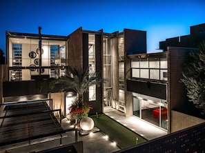 Discover refined elegance at The George, a modern architectural gem in Arizona. With its striking design, serene ambiance, and luxurious amenities, this exclusive retreat offers a sophisticated escape under the desert sky.