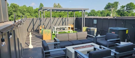 Spacious roof terrace with seating for the whole group.