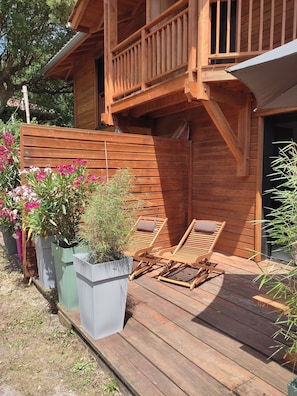 terrasse avec transats bois.