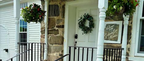 Welcome to the Gideon Lee House, an historic 1840 stone house in Chester, VT.