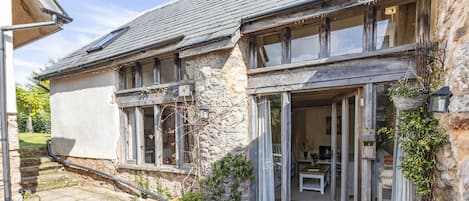 Honeysuckle Entrance and shared courtyard