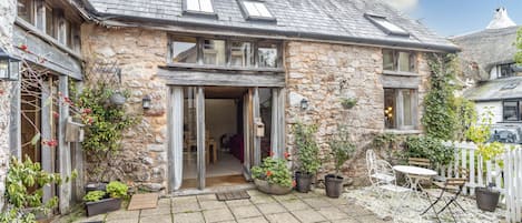 Threshing Barn at Pilgrims Rest with a shared courtyard.