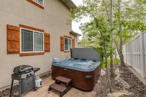 Enjoy relaxing in private hot tub in Union Woods home