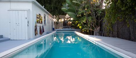 An enchanting Oasis--rare gem in a quiet area in the middle of the city!