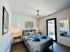 bedroom with 160x200 bed and dressing room overlooking the garden