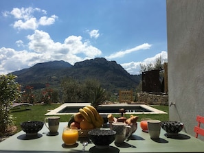 terrasse pti dej vue sur piscine et St Ju