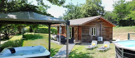 Chalet Mélèze : spa privatif toute l'année et piscine en été. Idéal pour vous !