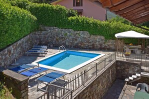 The sharing pool and the equipped terrace around