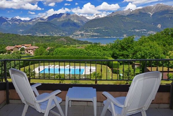 The equipped upstairs terrace with the view on the lake