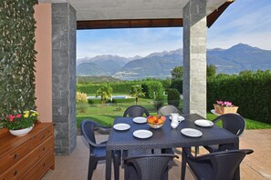 The equipped and panoramic loggia for dining