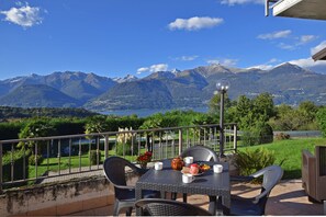 The equipped upstairs terrace with the view on the lake