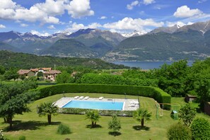 The sharing pool and the view on the lake