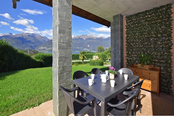 The equipped and panoramic loggia for dining