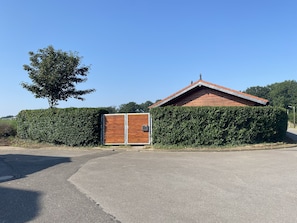 Straßenansicht Holzhaus am Meinweg