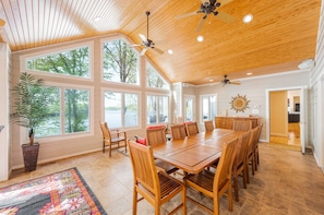 Spectacular SUN room! Perfect for large groups and lots of fun