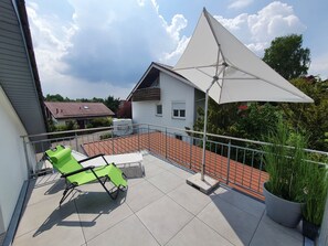 2. Balkon (Westen) mit Liegestühlen 