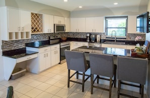 Fully equipped kitchen with breakfast bar. 