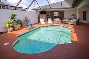 Screened pool with privacy wall, tranquil water fountain & tv. 