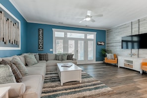 Beautiful spacious living room! 