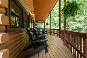 Expansive Deck to Enjoy Nature