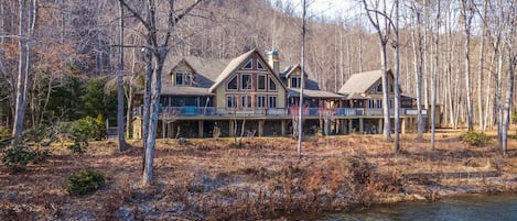 Lewisburg Vacation Rental | 4BR | 4.5BA | Stairs Required | 5,600 Sq Ft