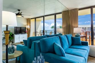 Beautiful penthouse suite with stunning ocean view, pool, hot tub & beach access