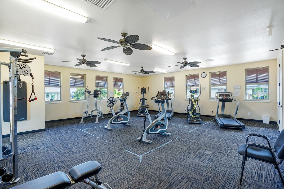 Ground-floor condo on golf course with pools & hot tub