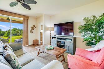 Ground-floor condo on golf course with pools & hot tub