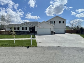 Journee Home, ample parking, basketball hoop for playtime. Garages unavailable.