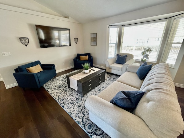 Living room 1 - Main floor, open concept, smart TV, lots of seating.