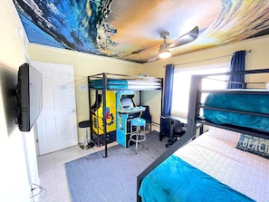 Guest Bedroom- XL Twin over Queen Bunkbed, Loft Twin Bunkbed, TV w/Roku, Arcades