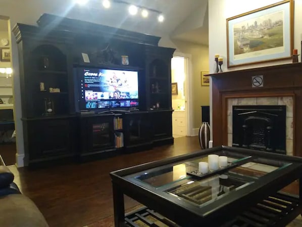 Large Living Room with Big Screen Smart TV! 