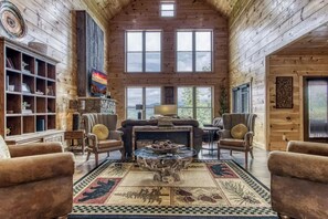 Sweet Mimosa Lodge's cozy living area