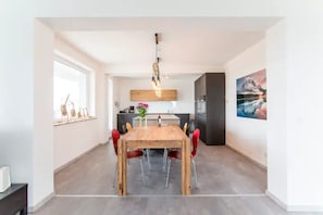 Küche mit Esstisch, (Tisch ausziehbar für 10 Personen)