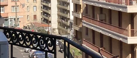 balcon donnant sur le bld Graziani - proche port de commerce et centre ville